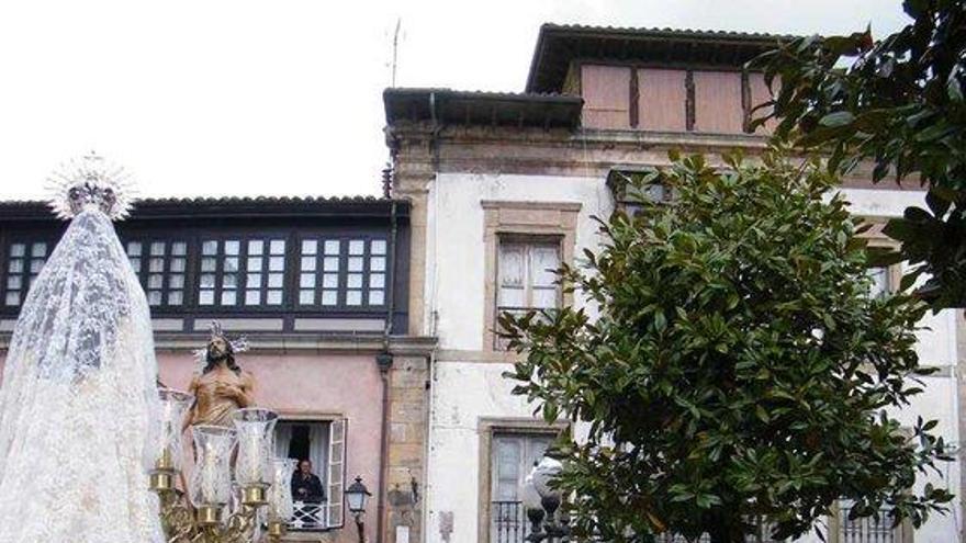 Las gaitas, precediendo a la procesión tras salir de la iglesia, ayer, en Villaviciosa. | gonzalo bengoa