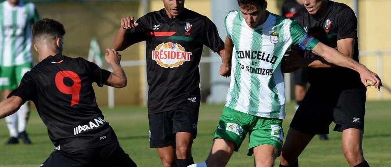 Un delantero del Somozas, rodeado de rivales durante el partido contra el Racing Villalbés. // Diario de Ferrol