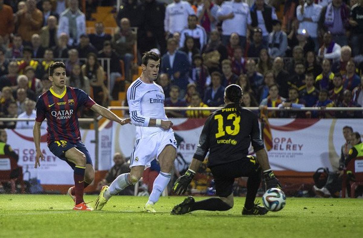 Bale cola la pilota per sota a Pinto en el segon gol del Madrid.