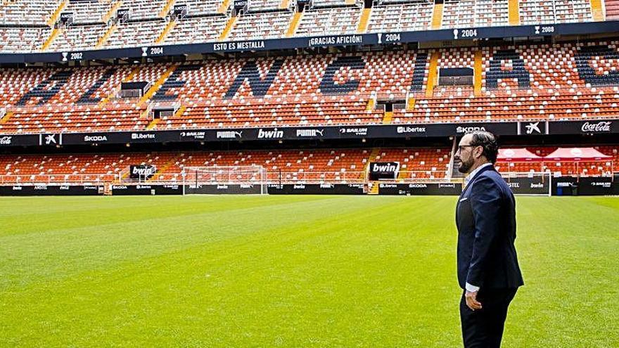 El nuevo técnico del equipo en el estadio de Mestalla