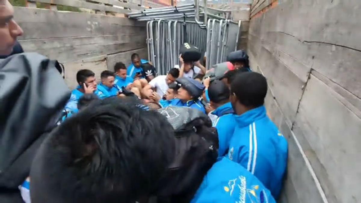 Los jugadores del Deportivo Llacuabamba abandonaron el estadio en un caminón policial