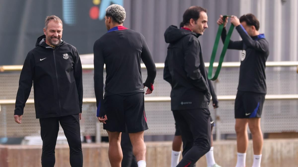 Flick, junto a Araujo en un entrenamiento