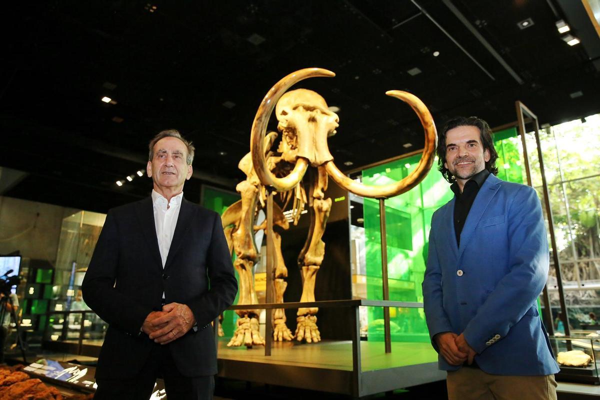 Valentí Farràs, director de CosmoCaixa, y Javier Hidalgo, responsable de las exposiciones del museo.