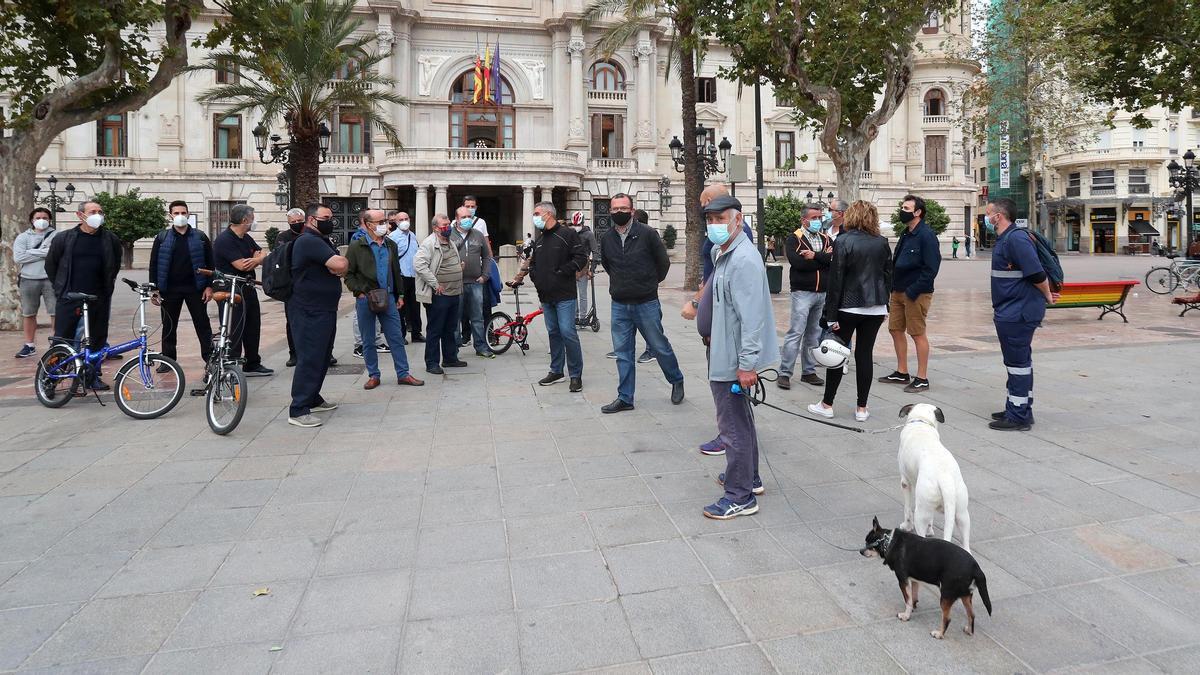 Trabajadores y representantes del Comité de Empresa de EMT, ante el Ayuntamiento de València, en el paro del miércoles.