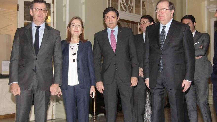 Núñez Feijóo, Ana Pastor, Javier Fernández y Juan Vicente Herrera, ayer, en el hotel Palace de Madrid. // Módem Press