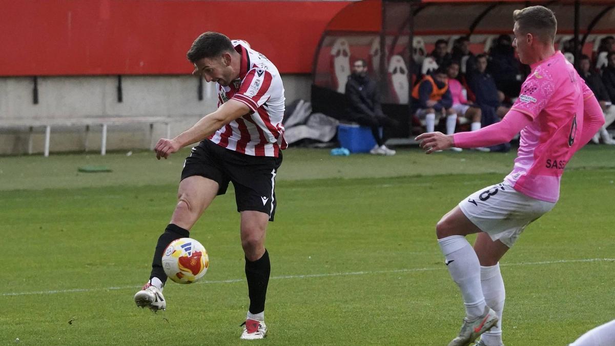 Markel dispara ante un contrario.