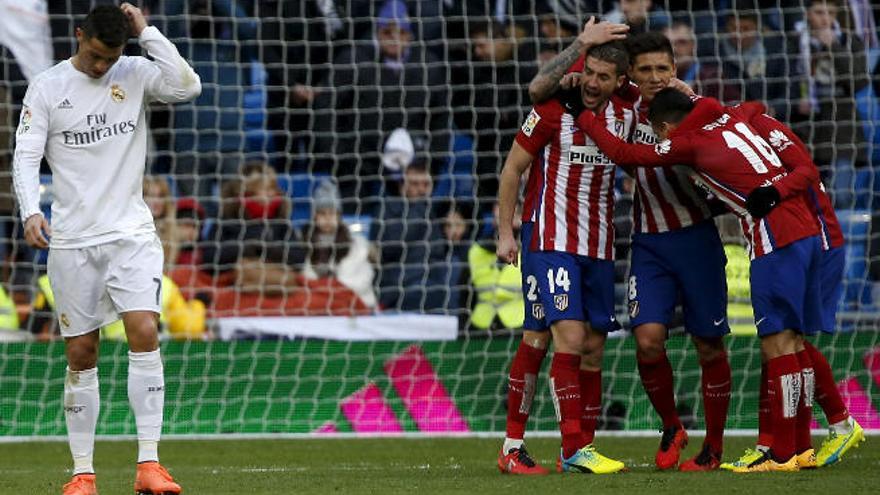 Saúl controla el balón con la presión de Isco y Danilo.