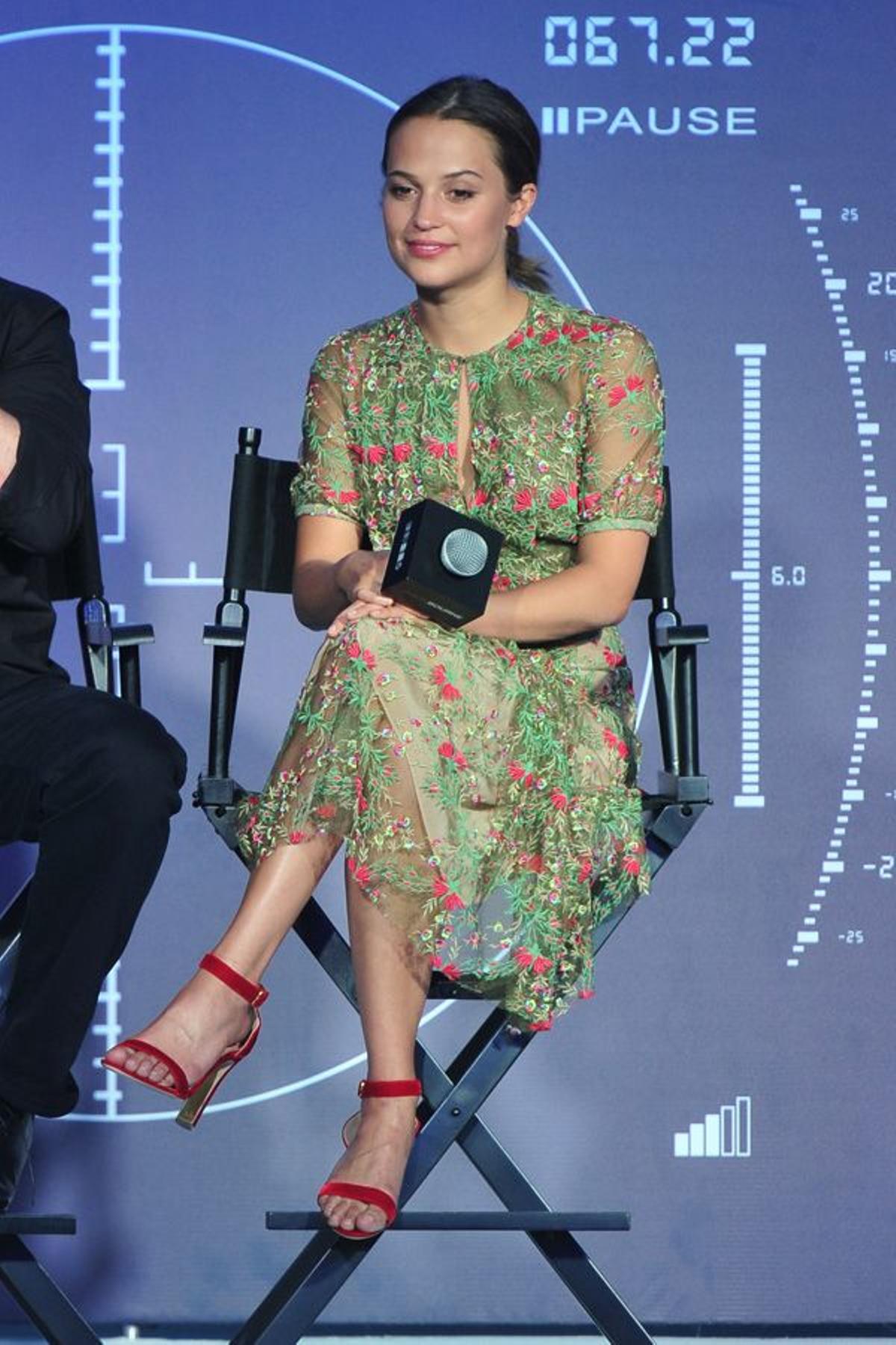 Alicia Vikander con vestido de Gabriela Hearst y sandalias rojas en China