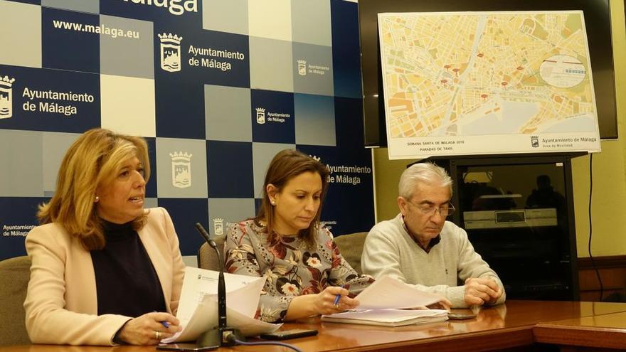 La concejala de Movilidad, Elvira Maeso, junto a representantes de colectivo del taxi