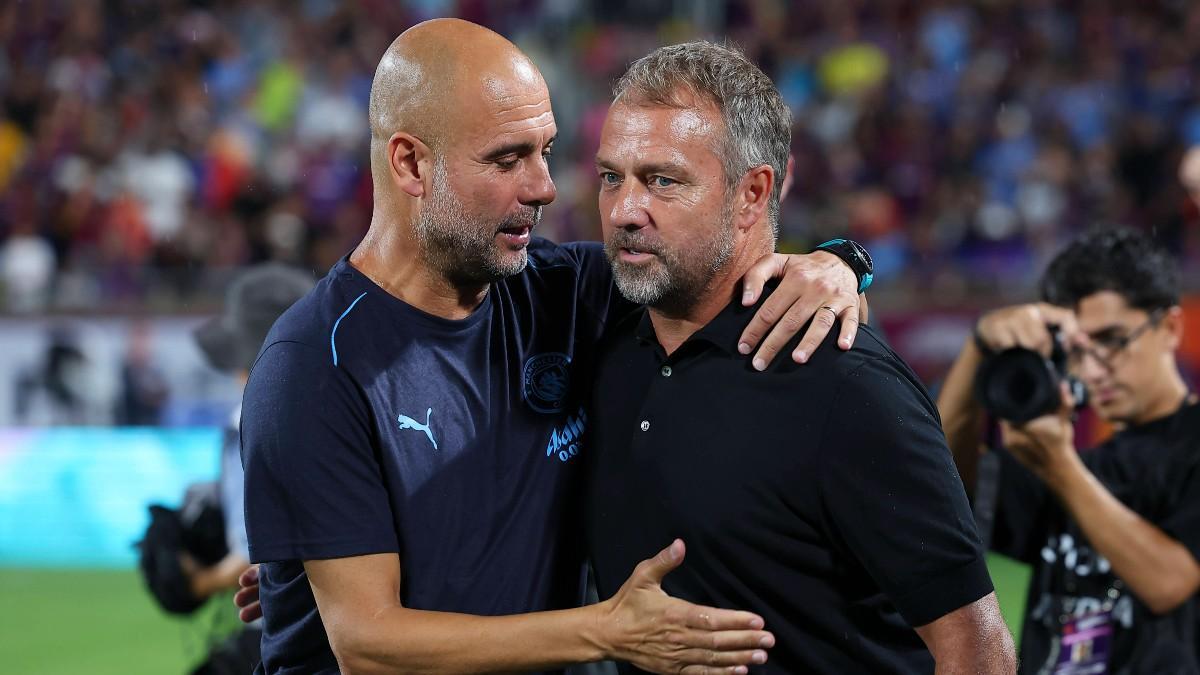 Pep Guardiola y Hansi Flick durante un partido amistoso de pretemporada entre el FC Barcelona y el Manchester City