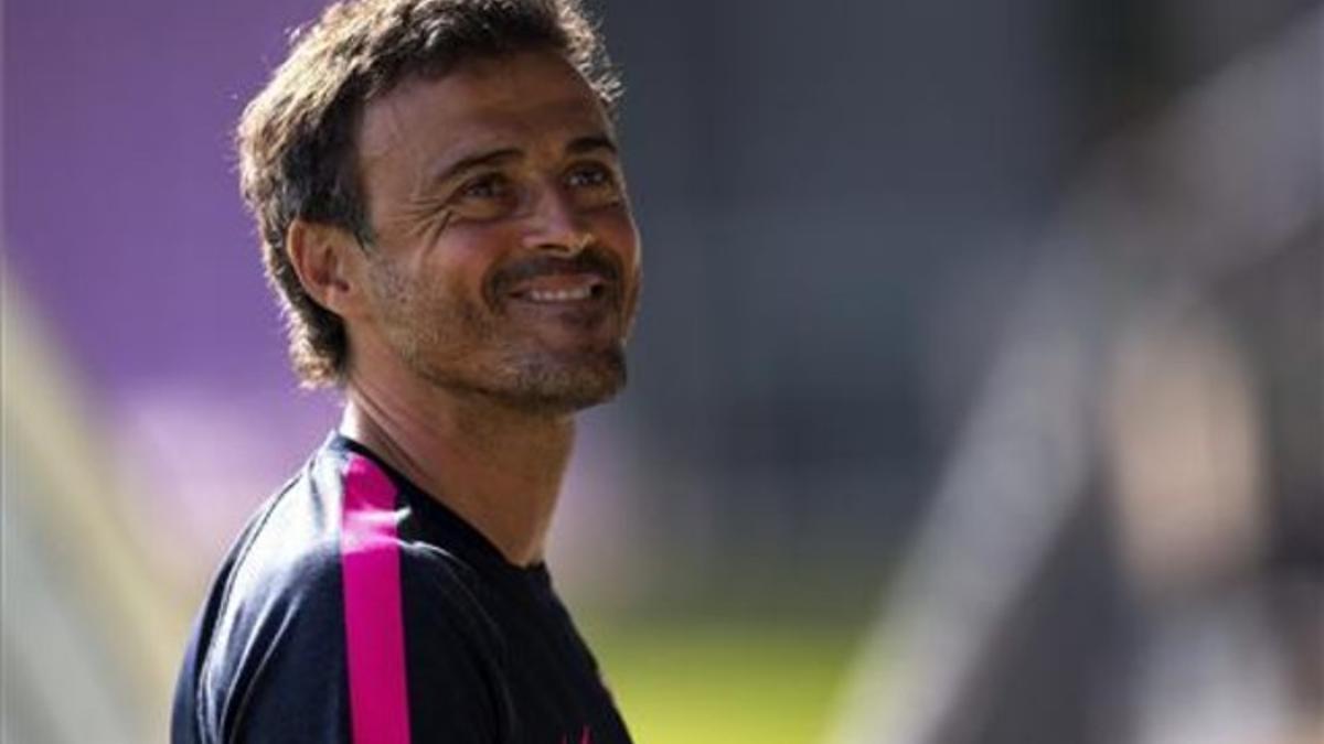 Luis Enrique, durante el entrenamiento que el primer equipo realizó en la ciudad deportiva Joan Gamper de cara al partido contra el Villarreal.