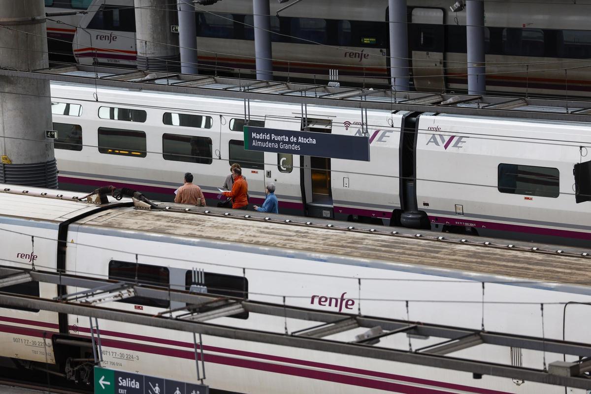 Colas y desconcierto en Atocha tras el robo de cable en la línea de alta velocidad Madrid-Andalucía