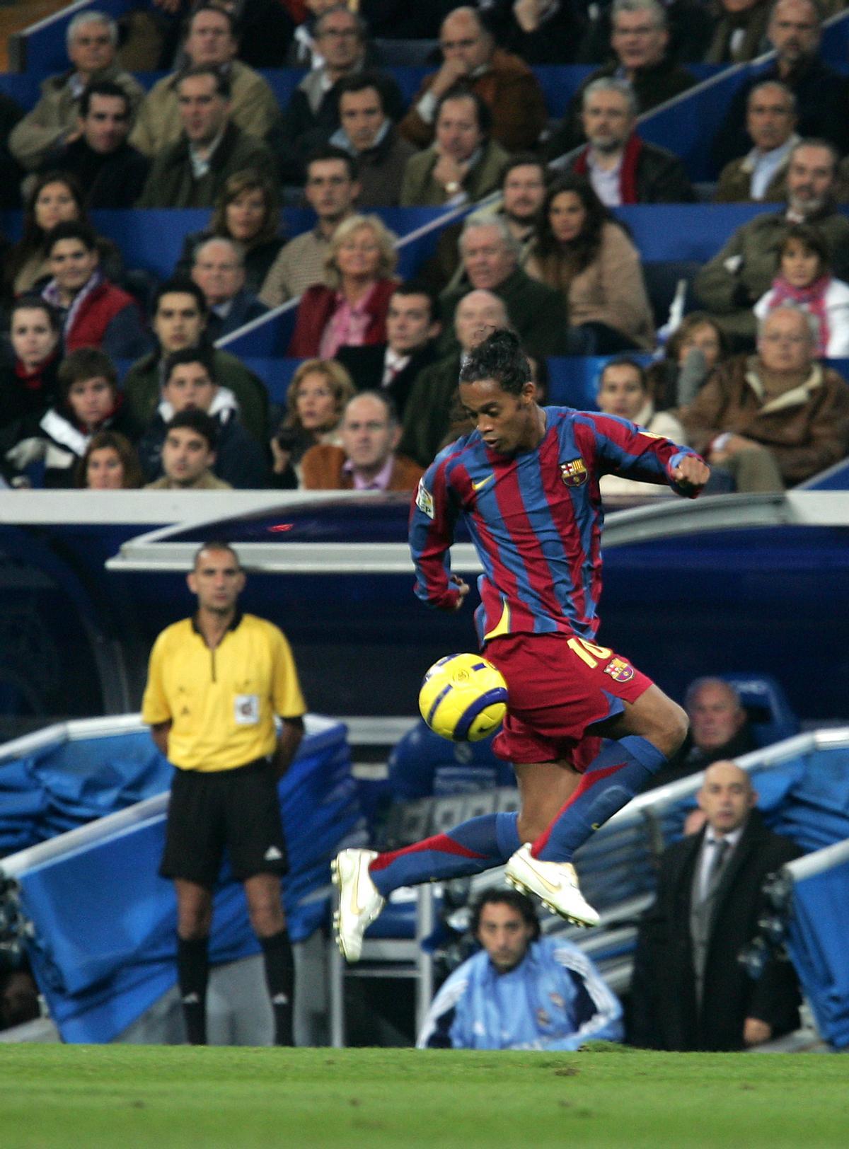 Ronaldinho controla el balón en el Bernabéu el 19 de noviembre de 2005.