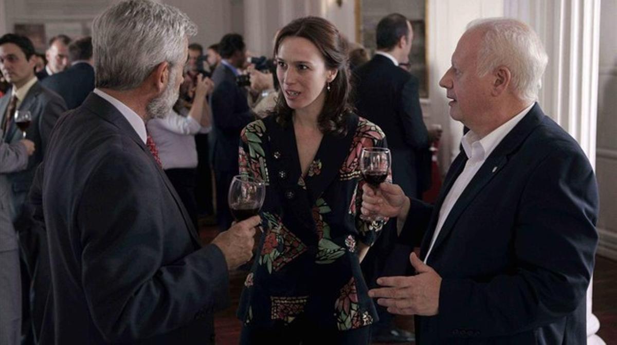 Imanol Arias, Ariadna Gil i Juan Echanove, en l’episodi de ’Cuéntame cómo pasó’.