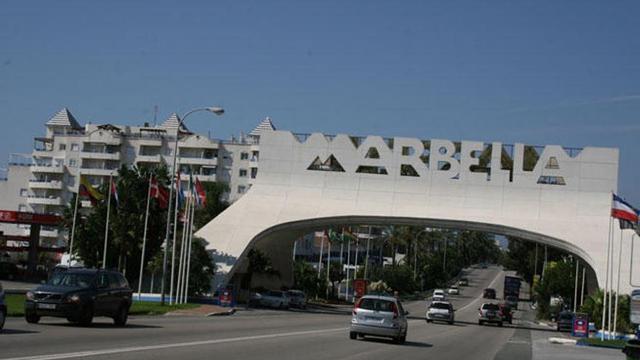 Arco de entrada a Marbella, una ciudad agobiada por las deudas heredadas del gilismo.