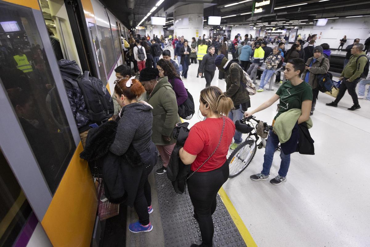 Así se ha vivido la huelga de Renfe en la estación de Sants de Barcelona