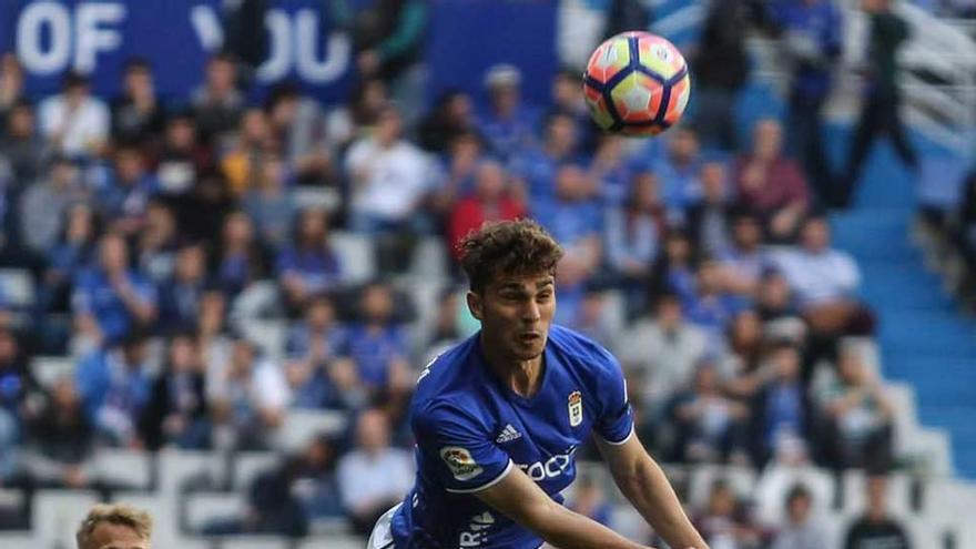 Torró salta a cabeza ante la presencia de Samu Saiz e Íñigo López en el partido del Tartiere.