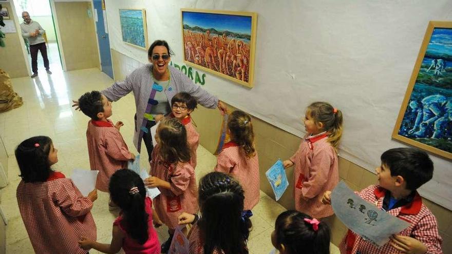 La exposición de Platis sobre las mariscadoras en el colegio de Rubiáns. // Iñaki Abella