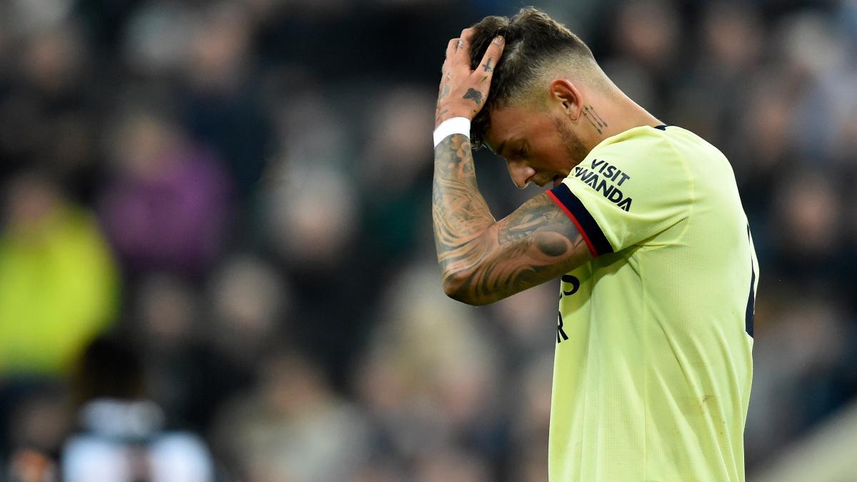 Ben White se lamenta durante una acción con el Arsenal