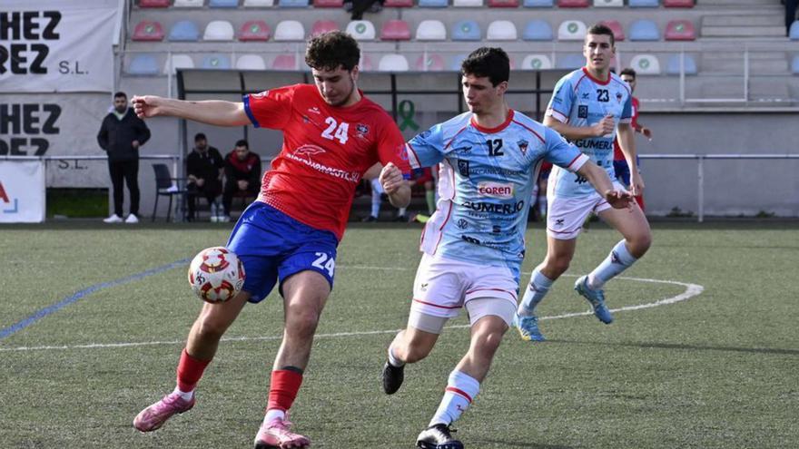 Rodrigo disputa un balón con un rival. | Pablo Hernández Gamarra