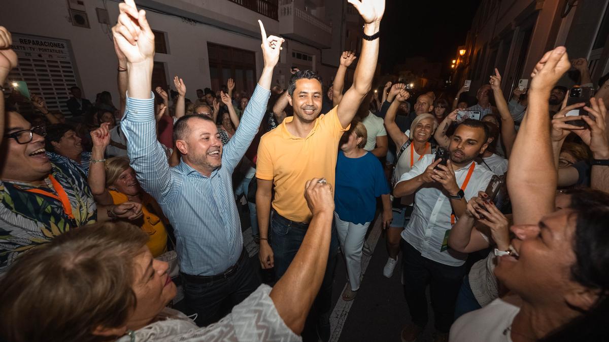 Los concejales electos por el BRN-NC en Gáldar y Agaete, Teodoro Sosa y Jesús González, respectivamente, celebran la victoria de su formación.