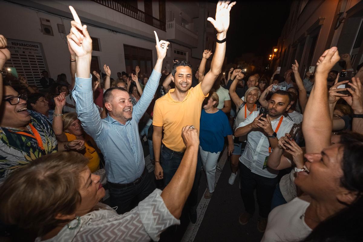 Los concejales electos por el BRN-NC en Gáldar y Agaete, Teodoro Sosa y Jesús González, respectivamente, celebran la victoria de su formación.