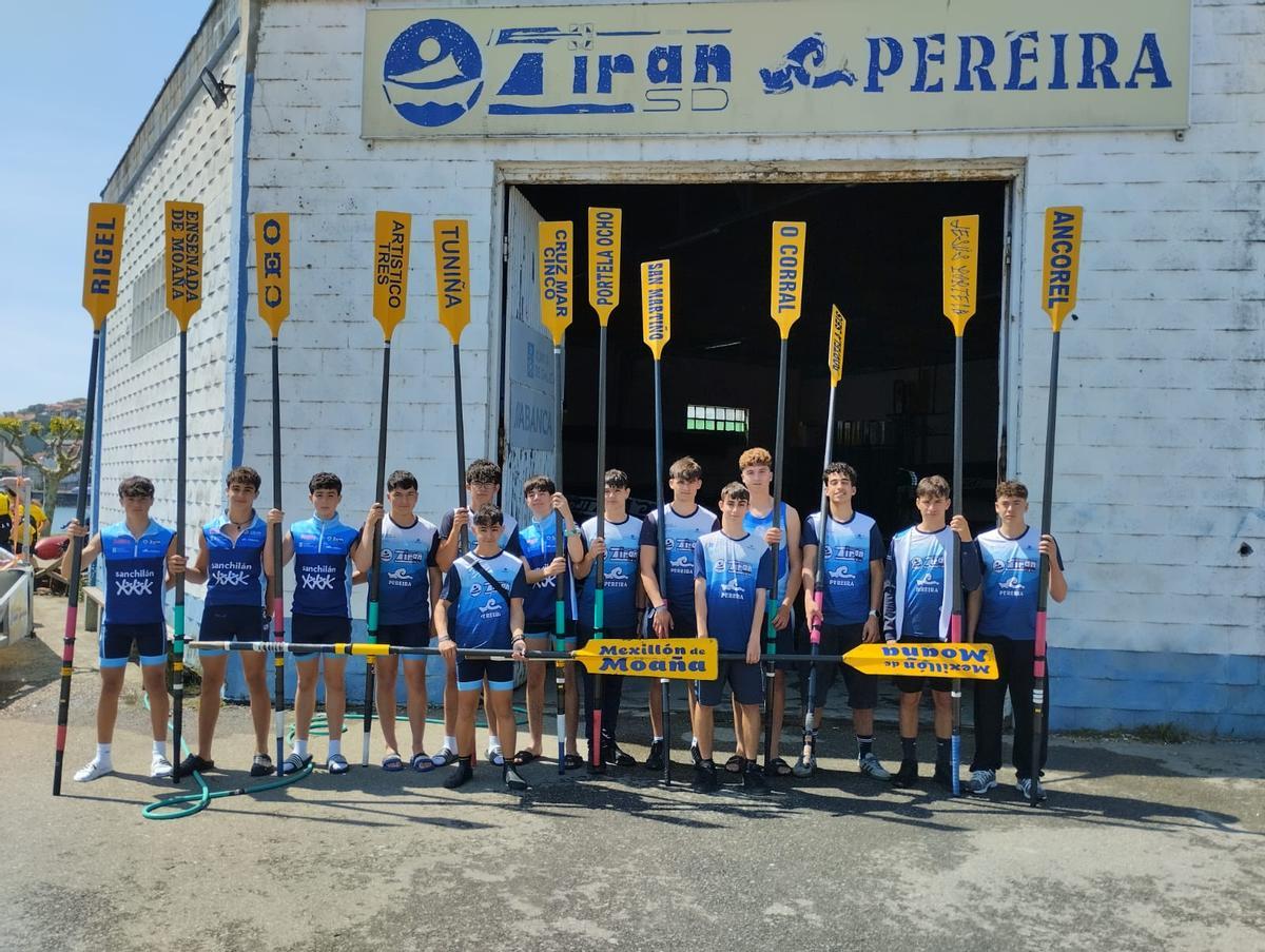 Remeros de categorías inferiores posan con las palas personalizadas patrocinadas por el sector mejillonero.