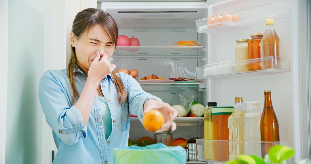 Cómo limpiar la nevera por dentro y evitar los malos olores