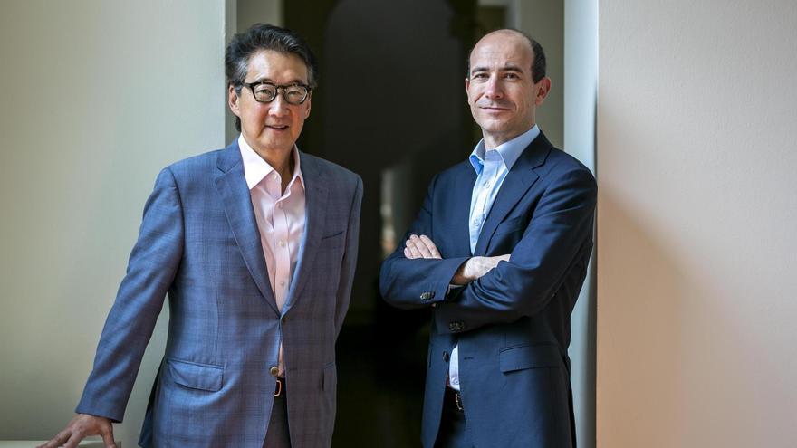 Victor Cha y Ramón Pacheco y Victor Cha, autores del libro 'Corea. Una nueva historia del Sur y el Norte', este miércoles en Barcelona.