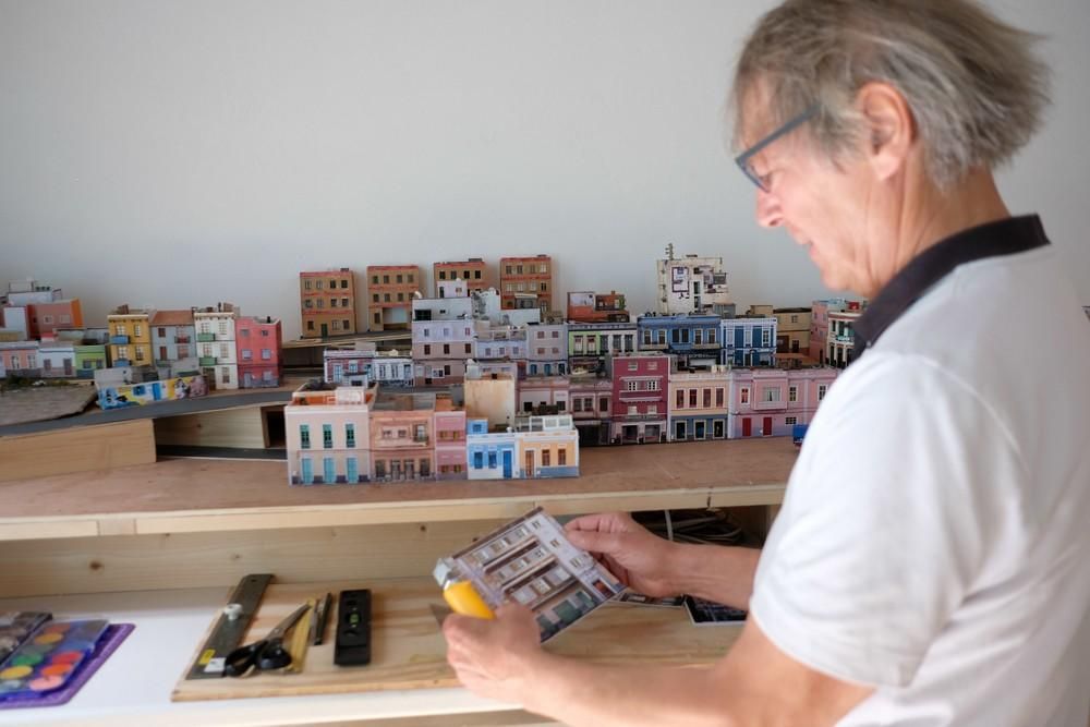 Klaus, el alemán que hace maquetas del barrio de La Isleta.