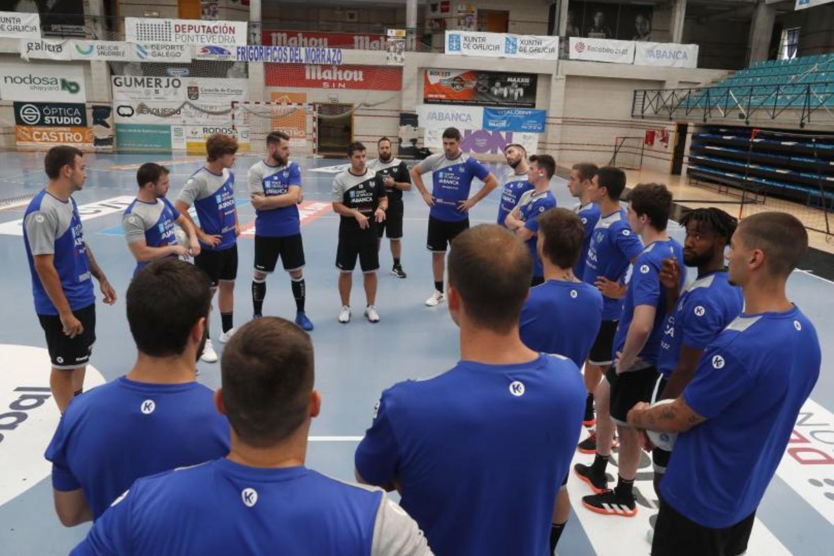 Cuco Rodríguez da instrucciones a la plantilla con Nacho Moyano a su espalda. |  // JOSÉ LORES