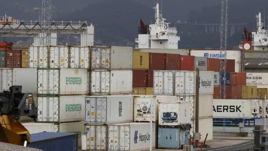 Movimiento de contenedores en el puerto de Vigo a principios de abril. // Ricardo Grobas