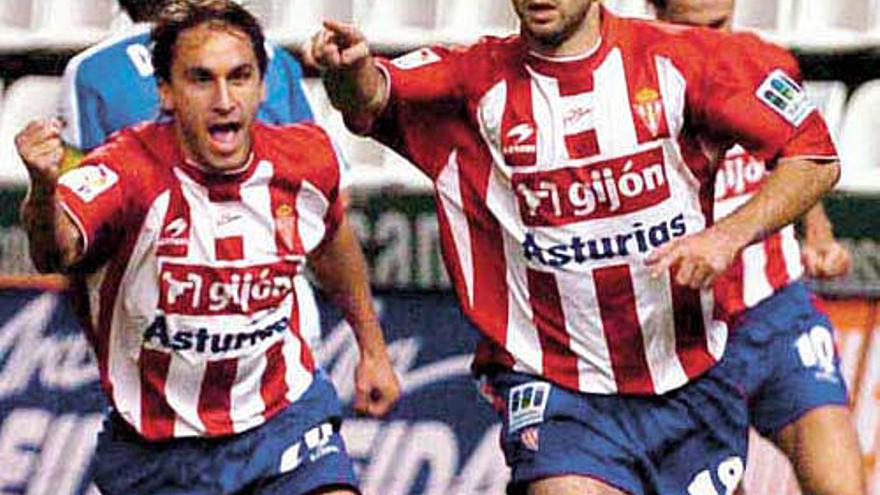 Pablo Álvarez, a la derecha, señala a un compañero tras marcar un gol con el Sporting en 2006. / la nueva españa