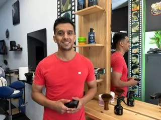 «Tengo clientes que vienen de Noia, Ordes o Padrón»: el barbero marroquí con agenda llena en O Milladoiro