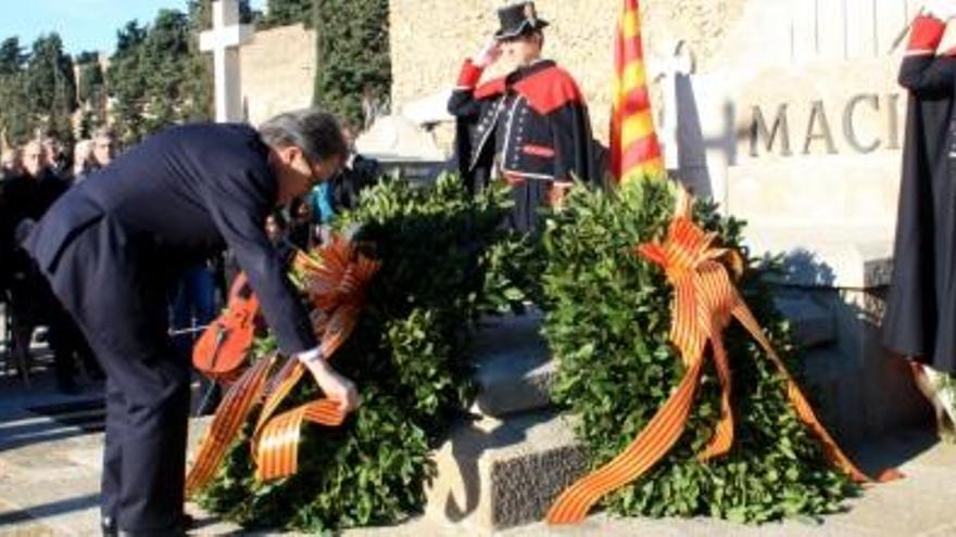 Mas col·loca la corona de flors davant de la tomba de Francesc Macià