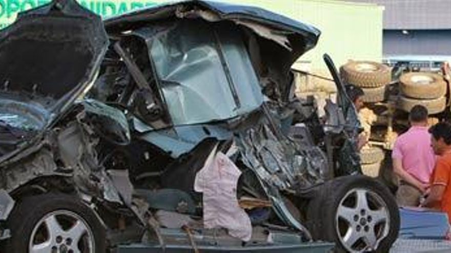 Estado del vehículo en el que viajaba una mujer que ha resultado con heridas graves al chocar el coche que conducía contra un camión en el ayuntamiento pontevedrés de Porriño. // EFE