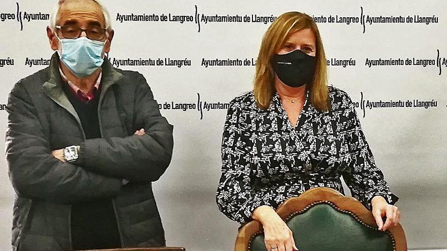 Juan José Vega y Carmen Arbesú, ayer, en el Ayuntamiento de Langreo.