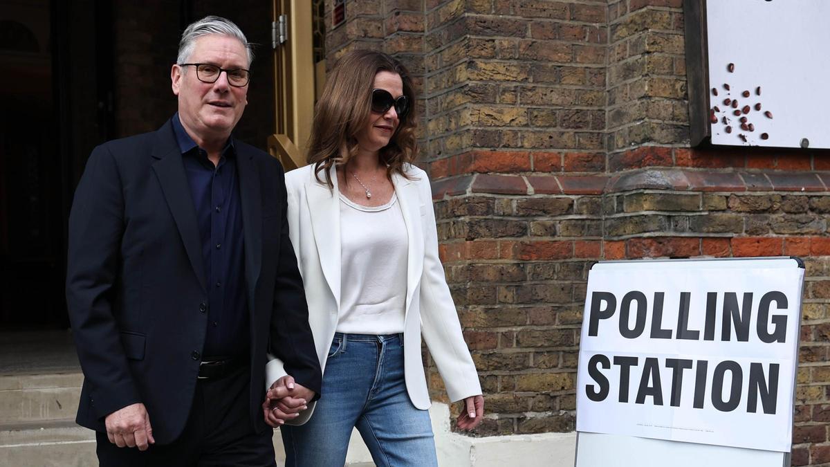 El primer ministro británico, Keir Starmer, y su mujer, tras votar en las elecciones municipales