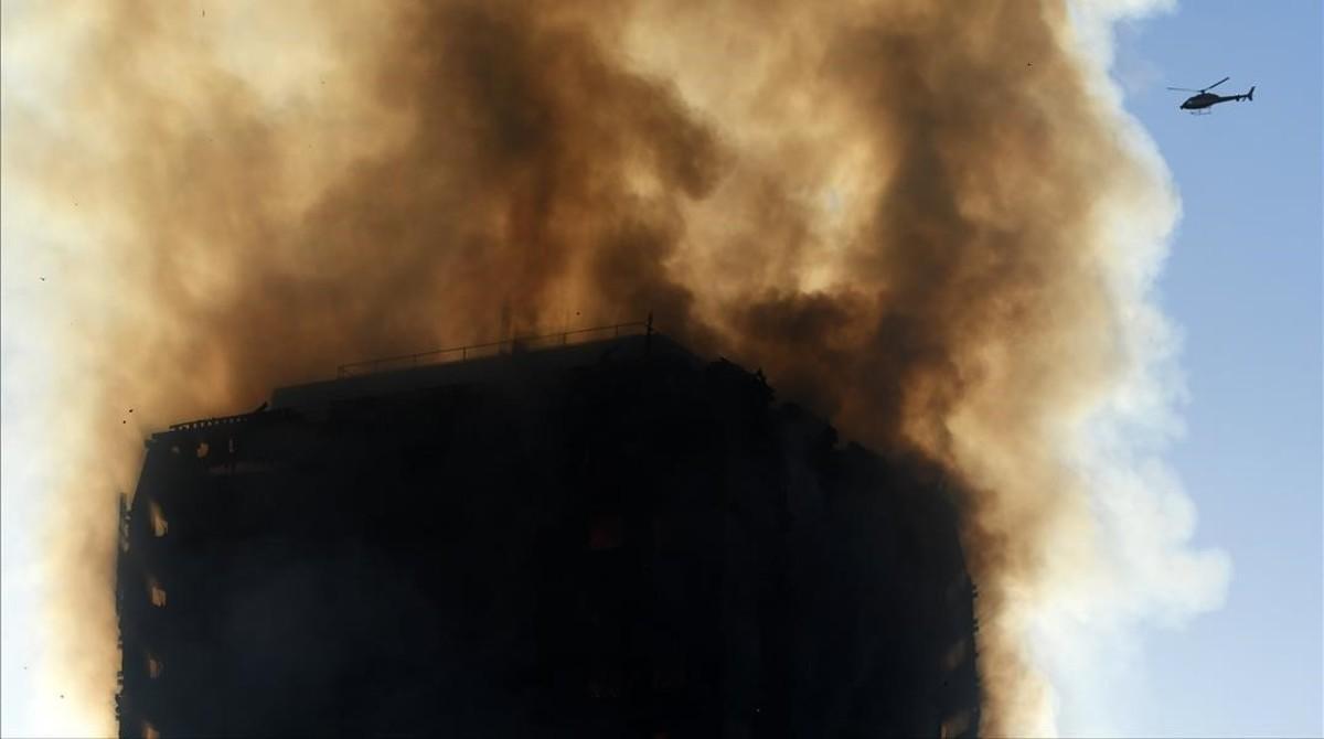 Un helicóptero sobrevuela el edificio.