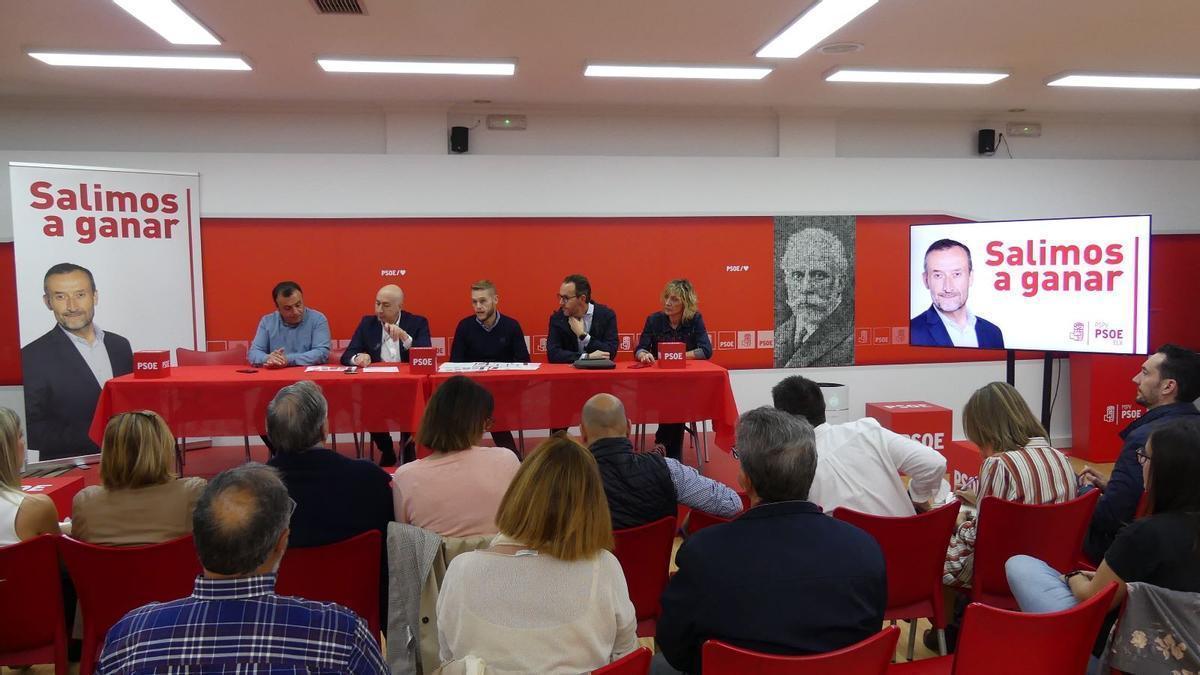 La ejecutiva socialista reunida anoche para presentar el comité electoral