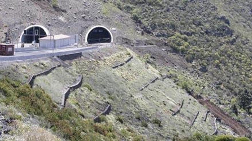 Principio de acuerdo entre el Gobierno canario y el Cabildo de Tenerife sobre el convenio de carreteras