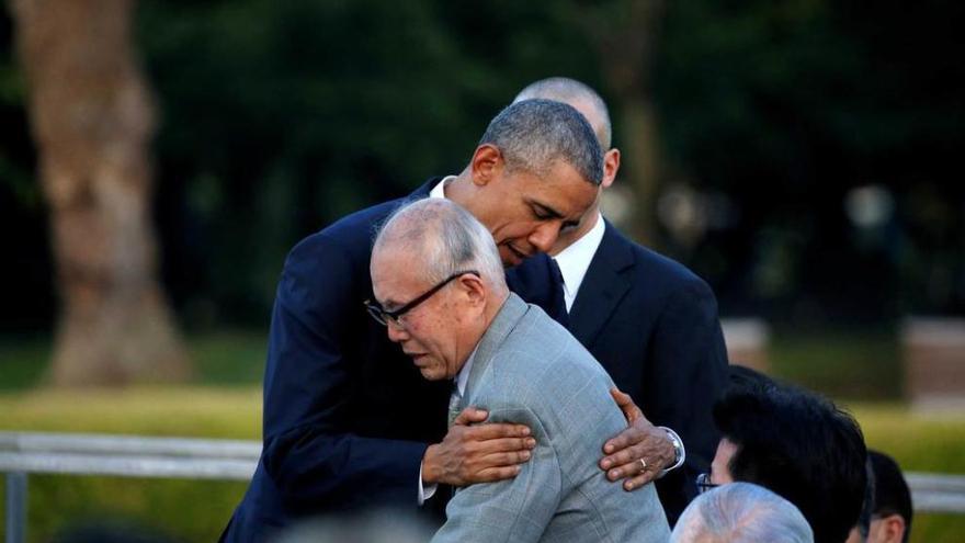 Obama abraza a Shigeaki Mori, superviviente del bombardeo atómico de Hiroshima.