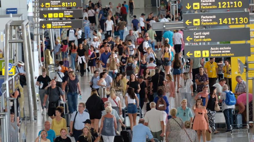 La Comunidad recibe un 10,2% más de turistas en julio, mientras la media de España baja un 1,3%