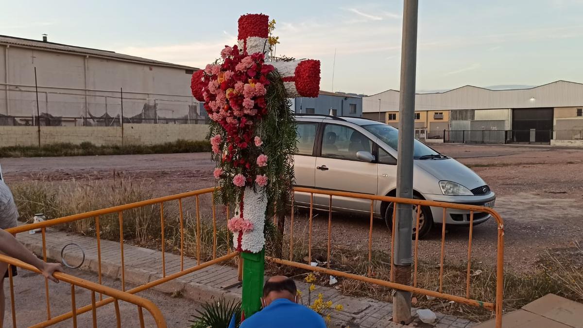 La comisión plantó la cruz de mayo donde quieren ubicar en el futuro su falla.