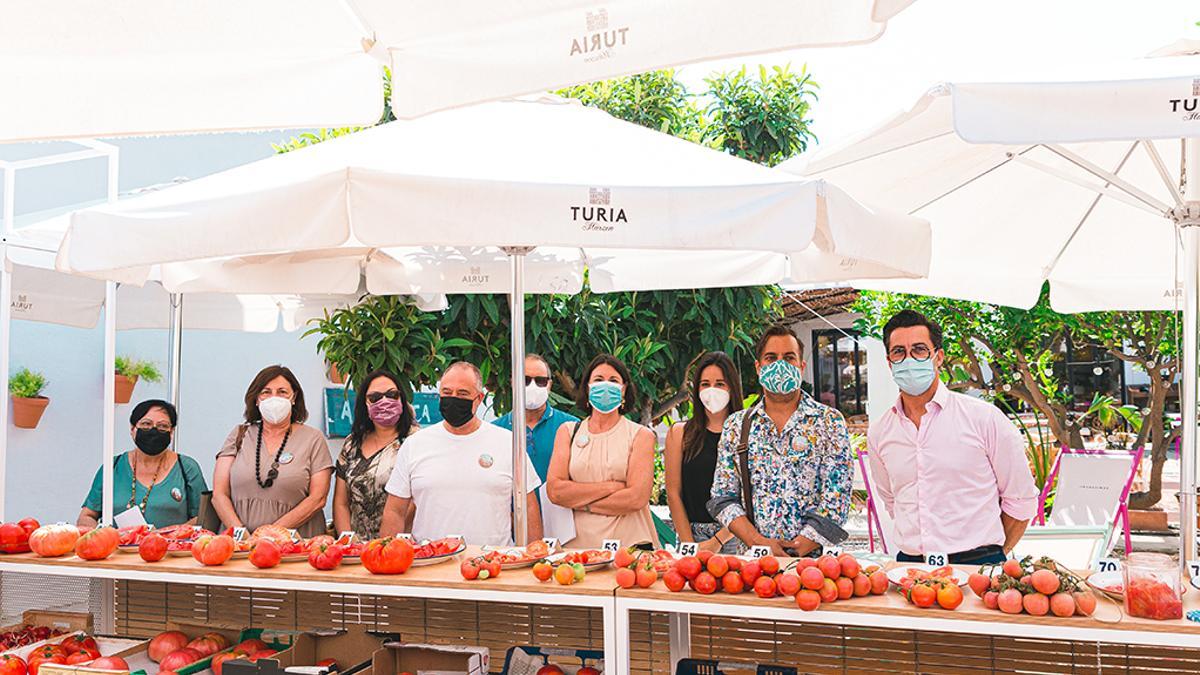 Los integrantes del jurado ante la selección de tomates