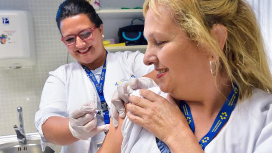 Una mujer se vacuna al inicio de la campaña de la gripe, a finales de octubre en la capital grancanaria.