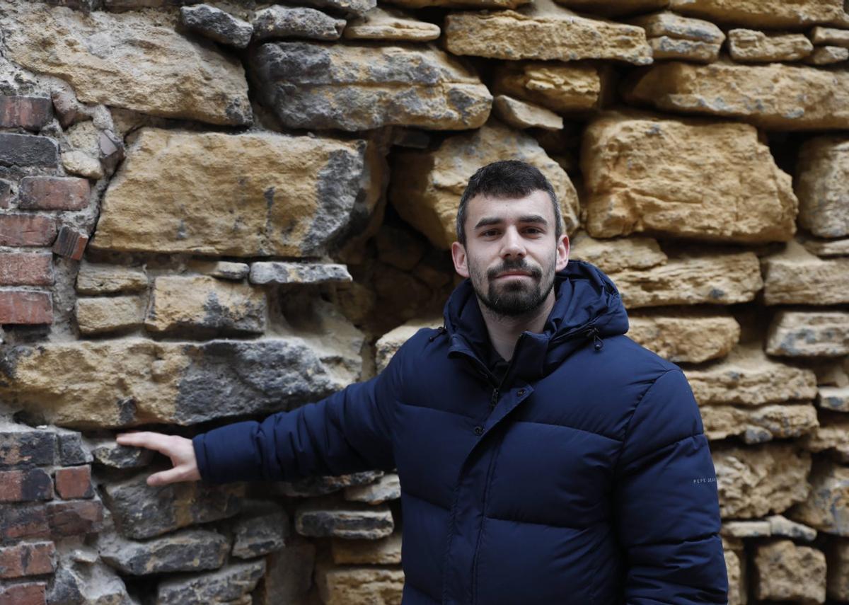 Nacho Abella, ayer, en la calle del Peso. Abajo,  con el parche de la Champions en la camiseta del Oviedo, durante el Mundial. | FERNANDO RODRÍGUEZ