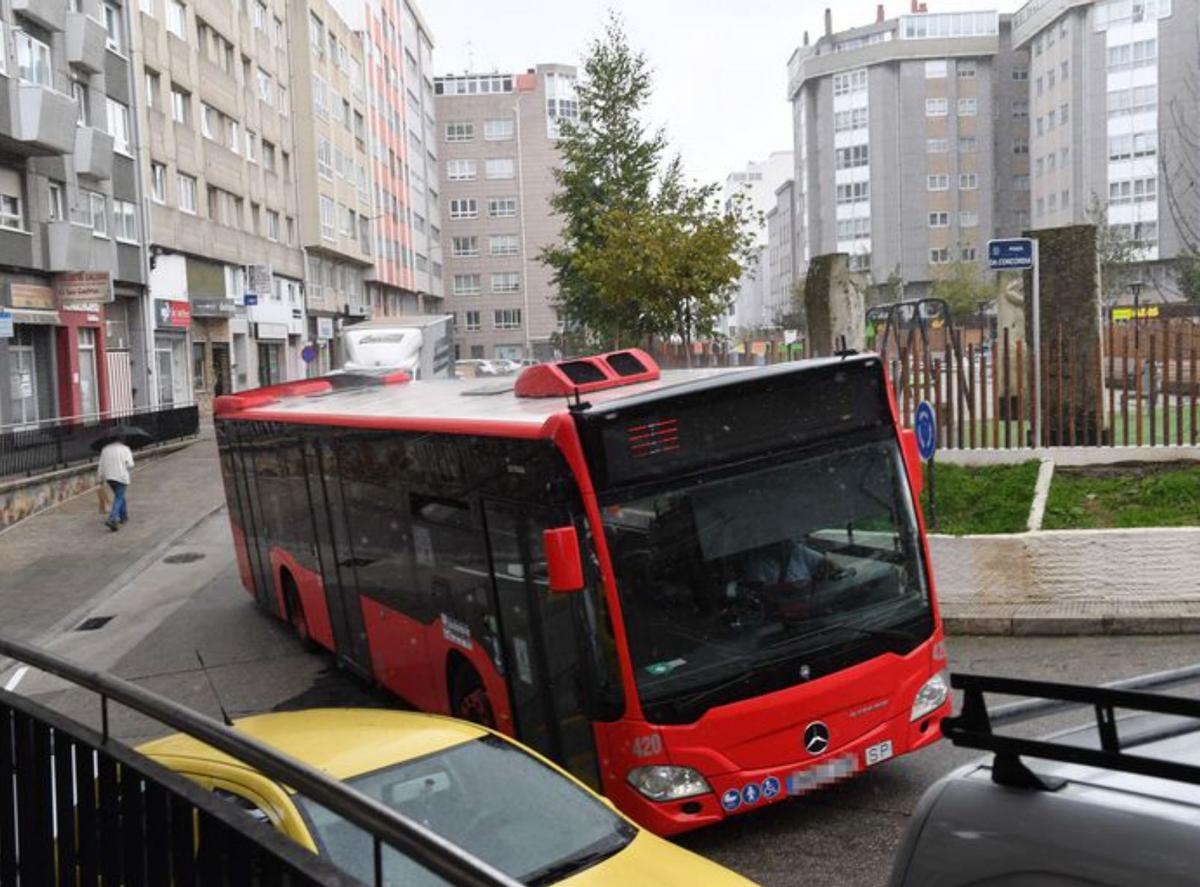 Os Mallos y O Castrillón, los puntos negros que más complican la conducción de los buses urbanos