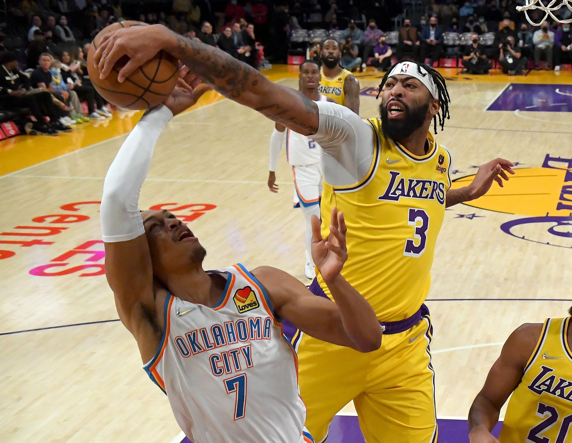 Anthony Davis, de los Lakers, bloquea una entrada a canasta