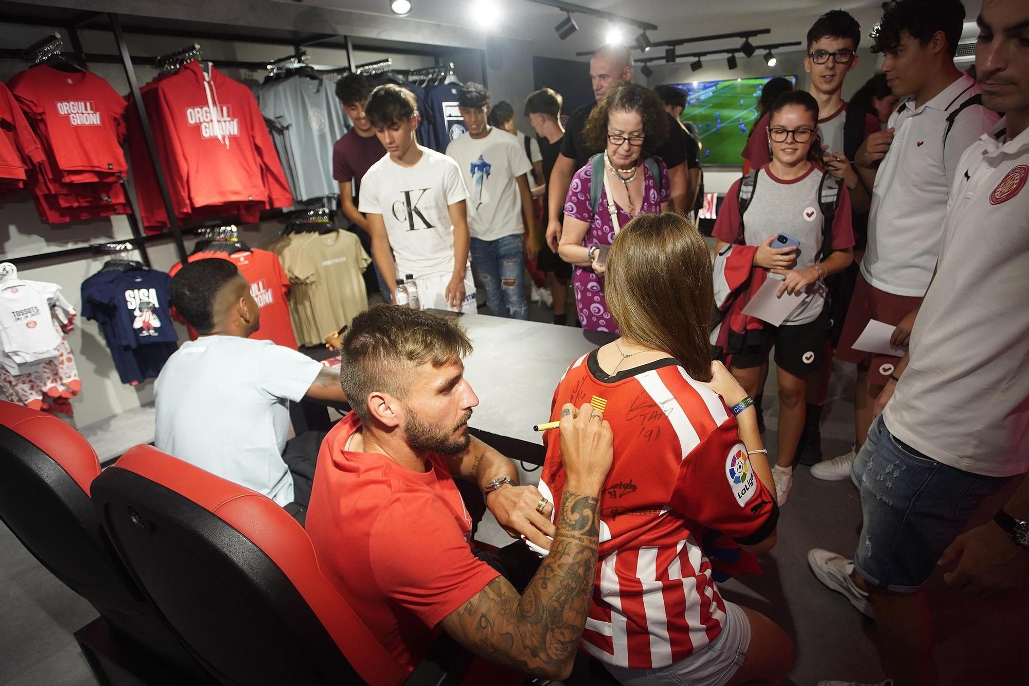 Signatura d'autògrafs de Portu i Savinho a la botiga del Girona FC